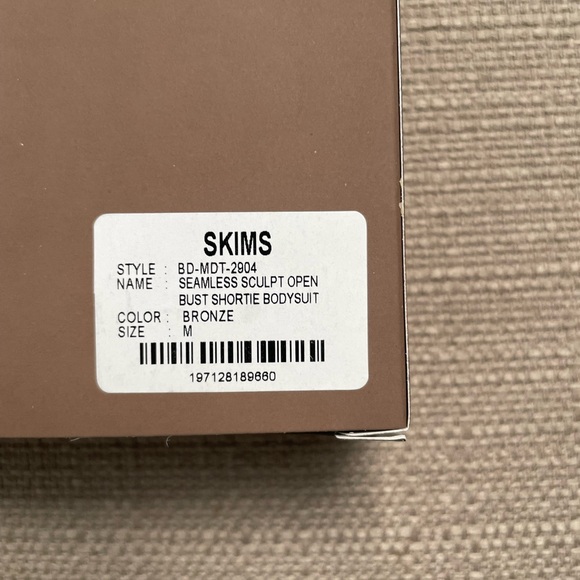 SKIMS SHAPEWEAR BUTT LIFTING OPEN BUST BODYSUIT SIZE M - Picture 8 of 15